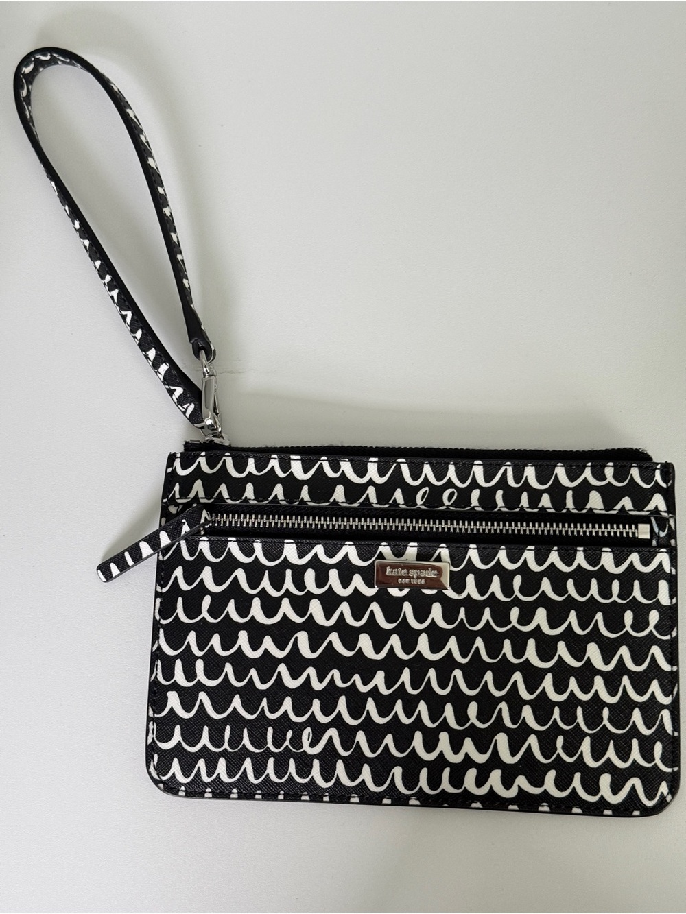 Kate Spade Shore Street Pop Scallop Tinie Wristlet Black White Small Zip